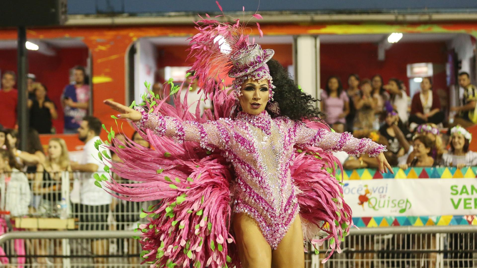 Rainha de bateria da Mocidade, Aline Oliveira entrou na avenida com uma fantasia toda adornada com joias - Ricardo Matsukawa/UOL