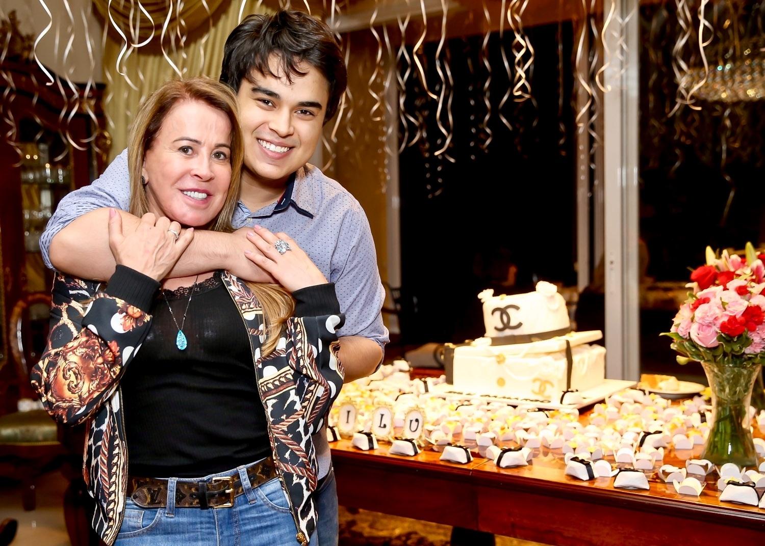 Zilu Camargo posa com o filho, Igor Ci, em sua festa de 60 anos com o tema "bolsa importada" - Manuela Scarpa/Brazil News