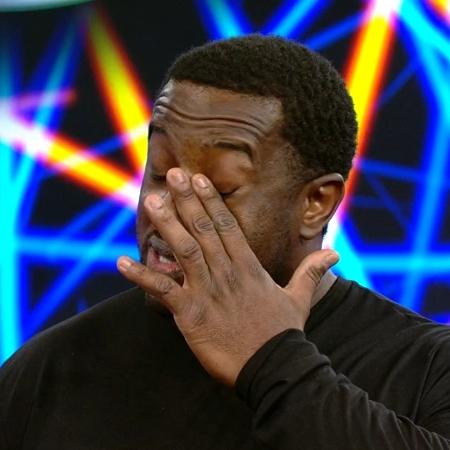 Cinegrafista Sebá se emociona ao saber que foi promovido - Reprodução/TV Globo - Reprodução/TV Globo