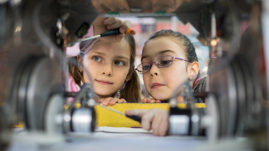 Meninas cientistas: o o sonho de trabalhar com ciência começa na infância - iStock
