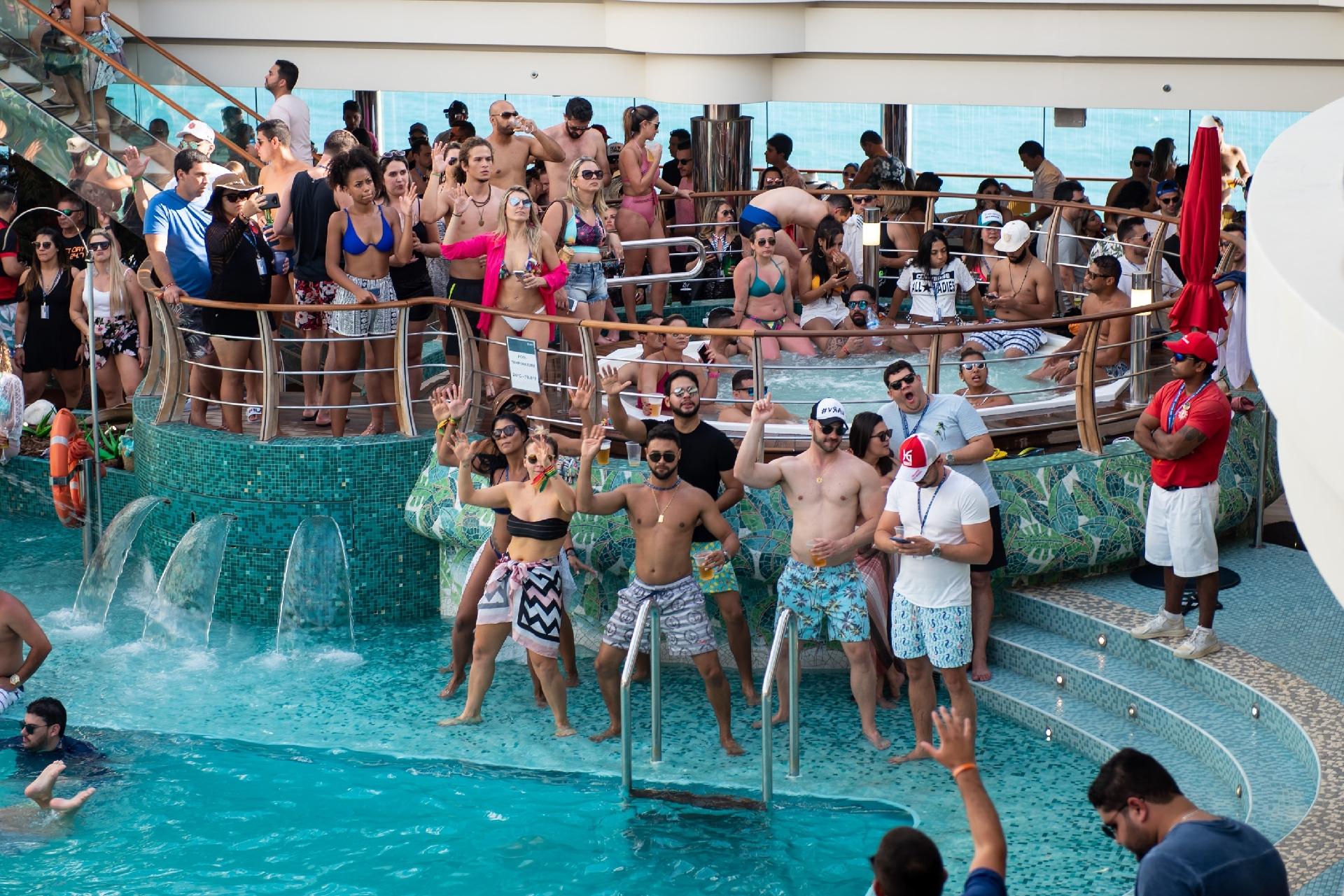 Público curte o sol e a piscina durante o cruzeiro de Wesley Safadão pelo litoral paulista e fluminense - Flávio Moraes/UOL