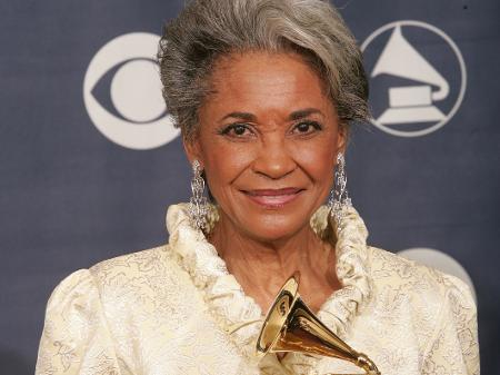 A cantora Nancy Wilson posa com um Grammy em 2005 - Carlo Allegri/Getty Image