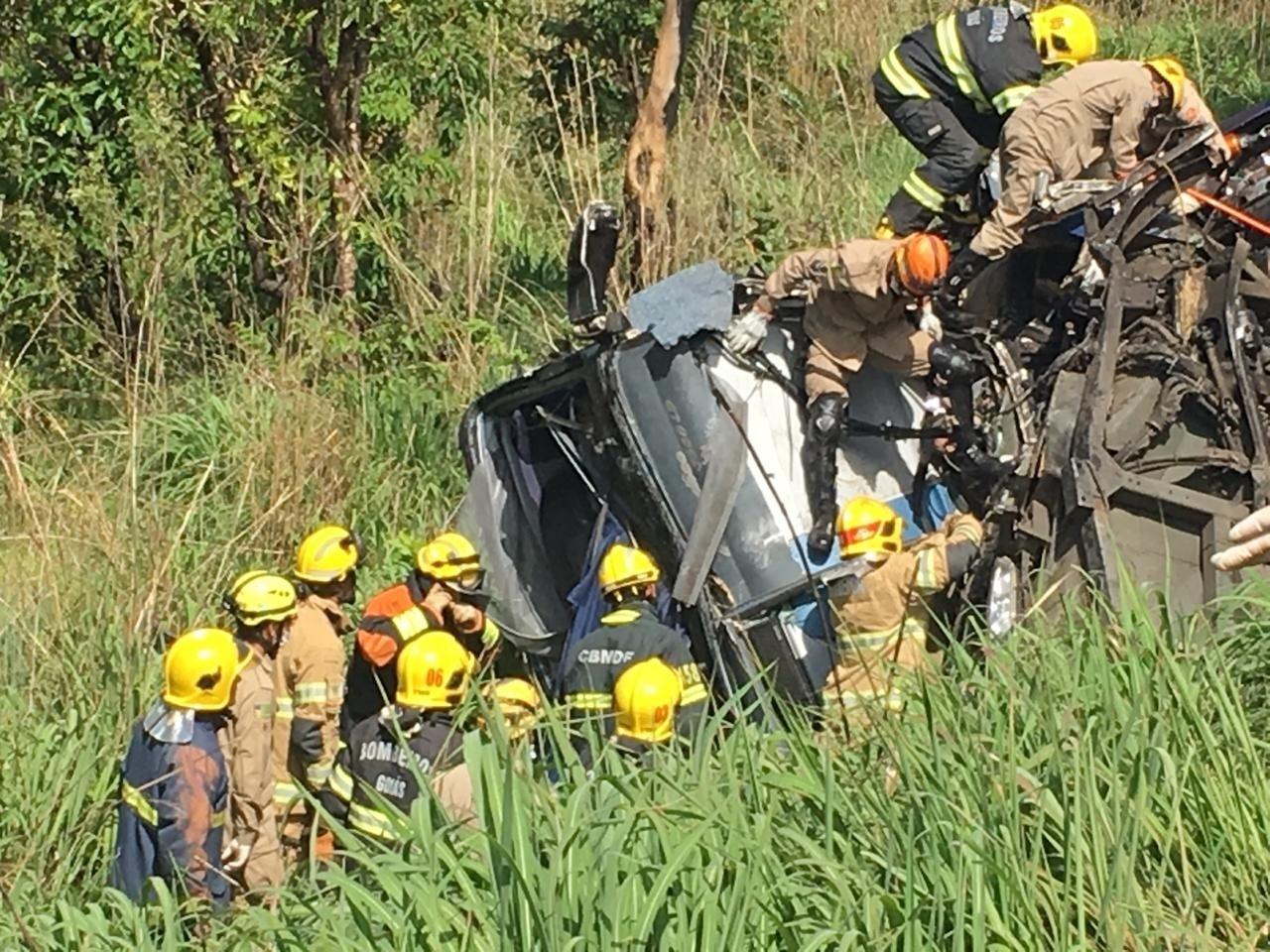 Equipes de resgate socorrem vítimas de acidente com três veículos na rodovia BR-040; uma pessoa morreu e outras 17 foram levadas a hospitais da região - Divulgação/PRF
