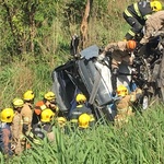 Equipes de resgate socorrem vítimas de acidente com três veículos na rodovia BR-040; uma pessoa morreu e outras 17 foram levadas a hospitais da região - Divulgação/PRF