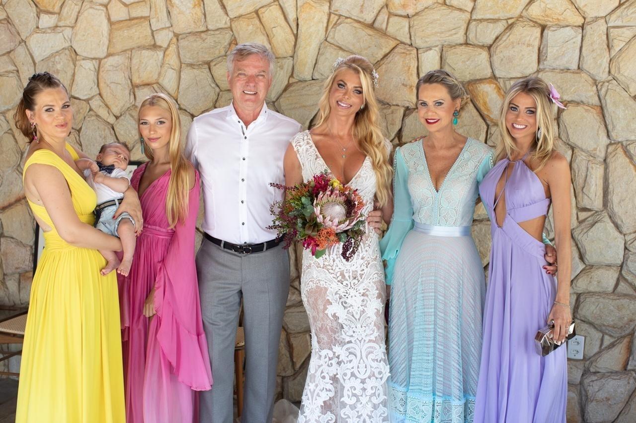 Caroline Bittencourt posa com a sua família depois de se casar com Jorge Sestini em São Miguel dos Milagres - Filipe Paes/Studio 47