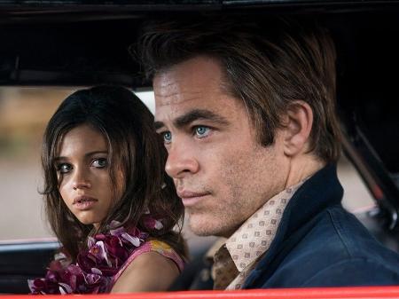 India Eisley e Chris Pine em cena de "I Am The Night" - Divulgação/IMDb