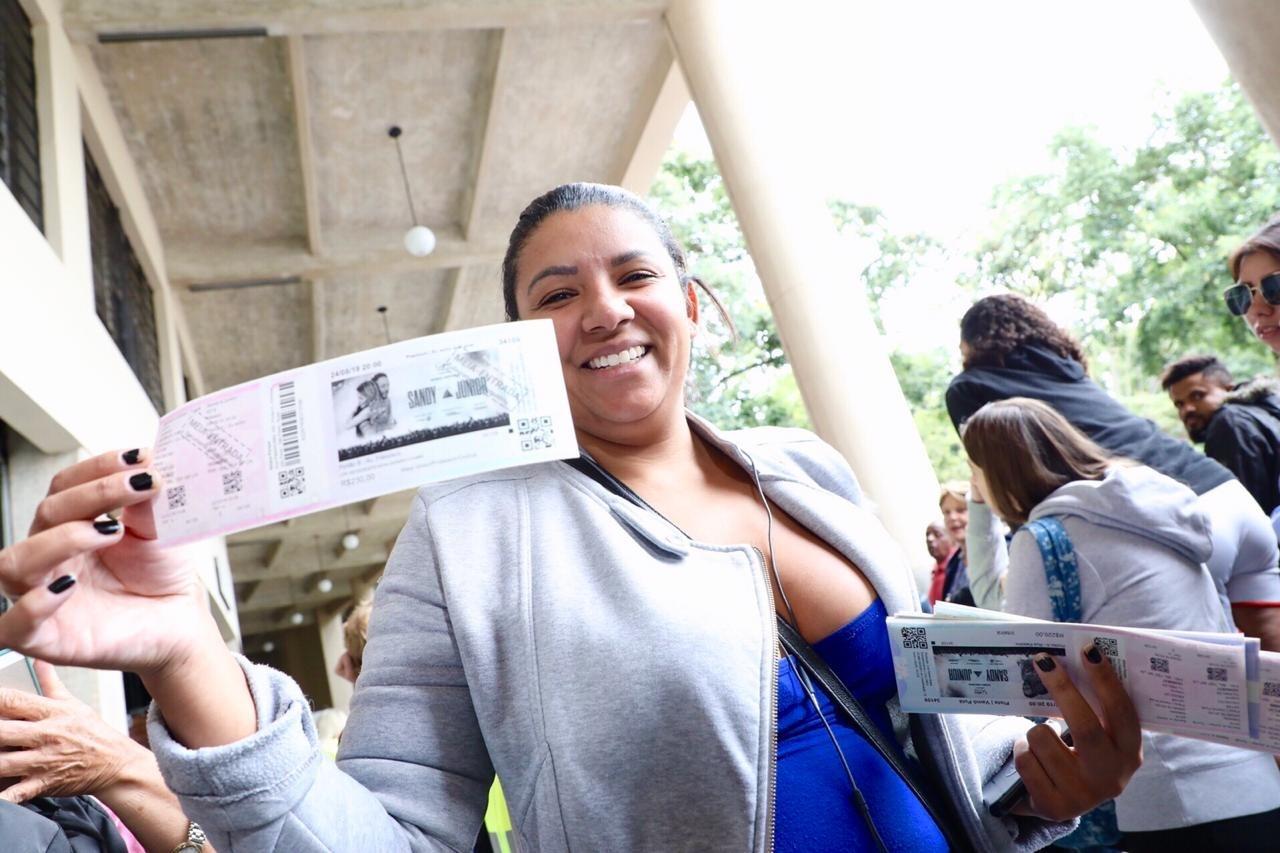 Público faz fila no Estádio do Pacaembu para comprar ingressos para o show de Sandy e Junior - Mariana Pekin/UOL