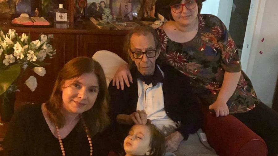 João Gilberto completou 88 anos com a família e neta Sofia, em seu colo; à esq., a nora Adriana Magalhães e, à dir., Alice, filha de Adriana - Reprodução/Facebook