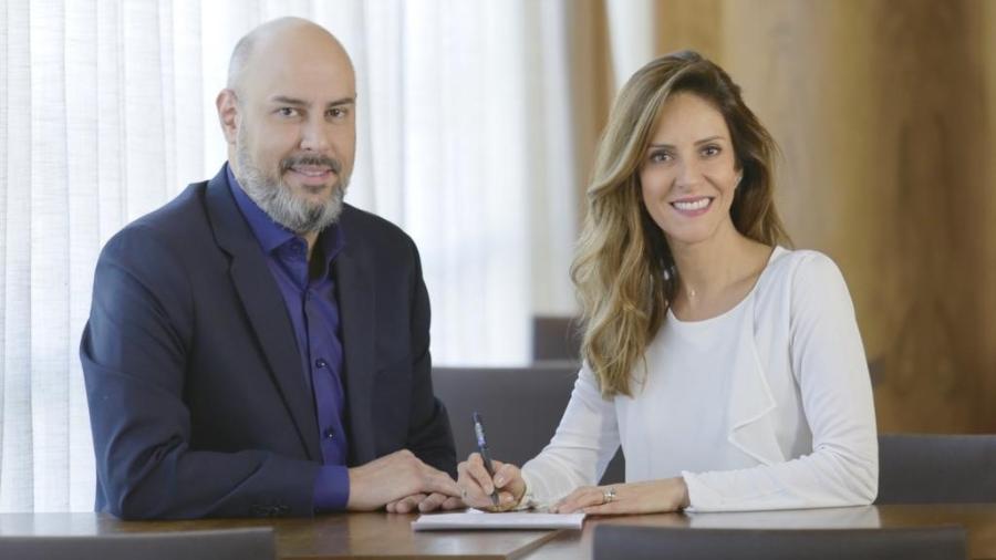 Monalisa Perrone assina contrato com a CNN Brasil; a seu lado o CEO e founder da TV, Douglas Tavolaro - Divulgação/ CNNBrasil - Spokesman