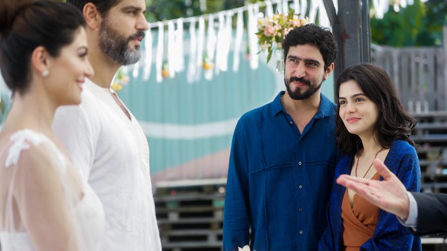 Helena (Carol Castro) e Hussein (Bruno Cabrerizo) se casam na presença de Laila (Julia Dalavia) e Jamil (Renato Goes) - Globo/Raquel Cunha