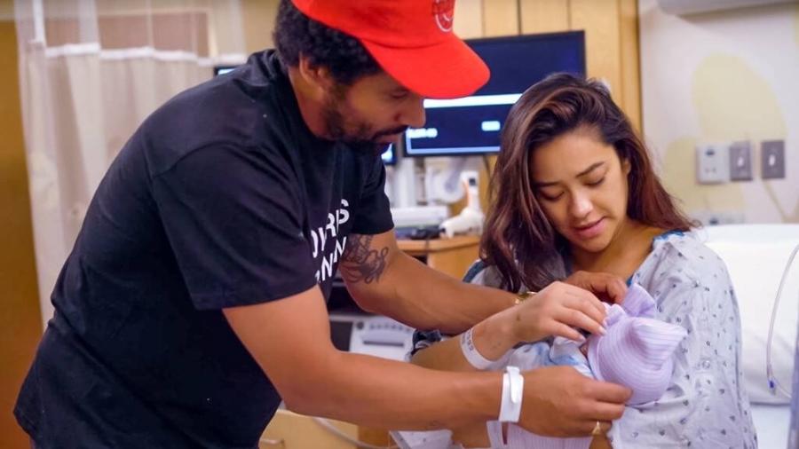 Shay Mitchell e o marido com a filha, após 33 horas de parto - Reprodução/YouTube