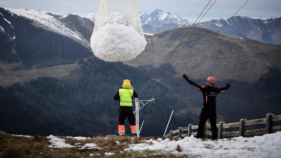 Funcionários trabalham para trazer neve para a pista de esqui ao resort Luchon-Superbagnères - Anne-Christine Pujoulat/AFP