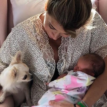 Dany Bananinha com a filha, Lara, e a cachorrinha de estimação, Beatriz - Reprodução / Instagram