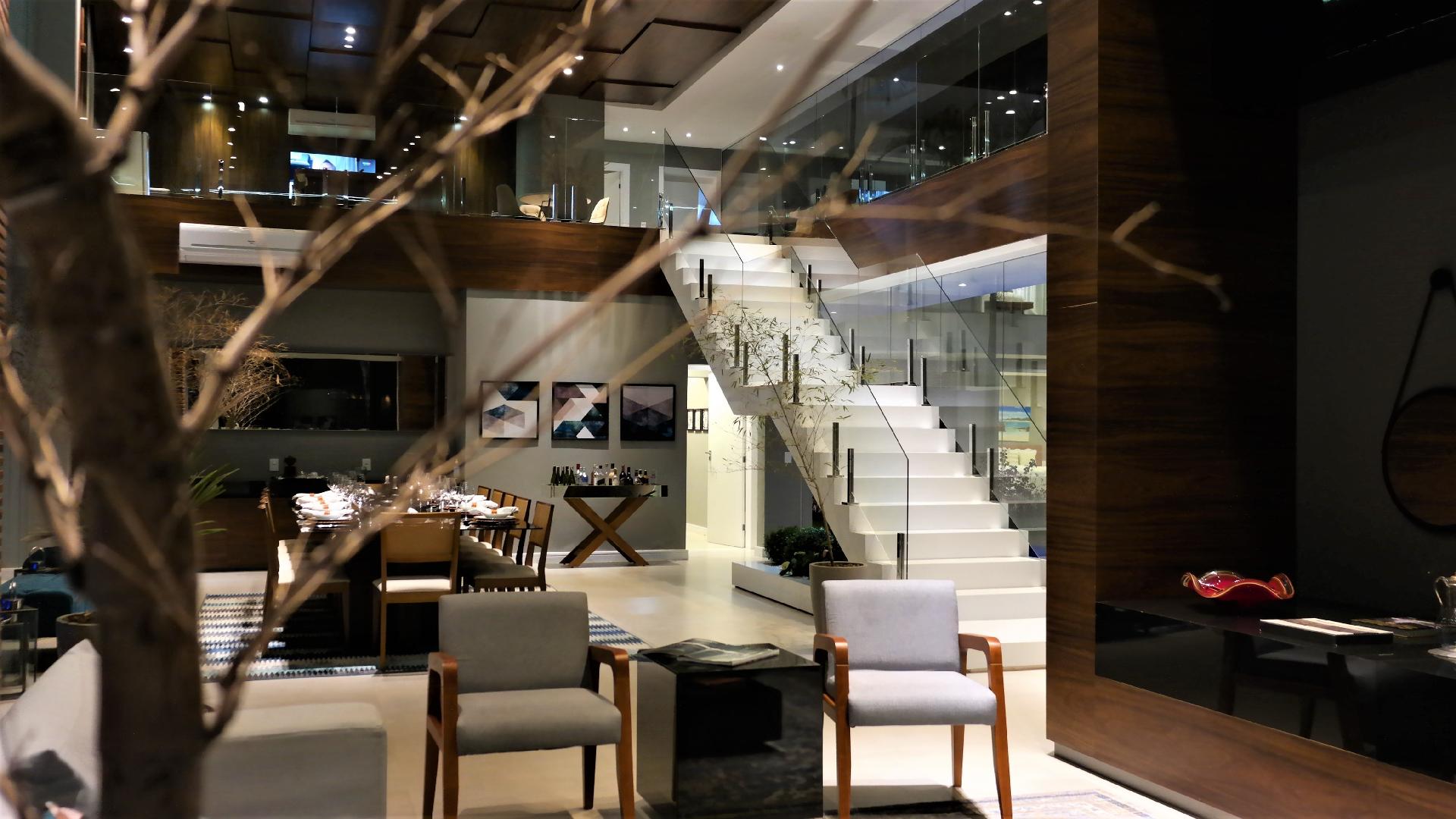 Casa possui dois andares e uma escada na sala - Divulgação