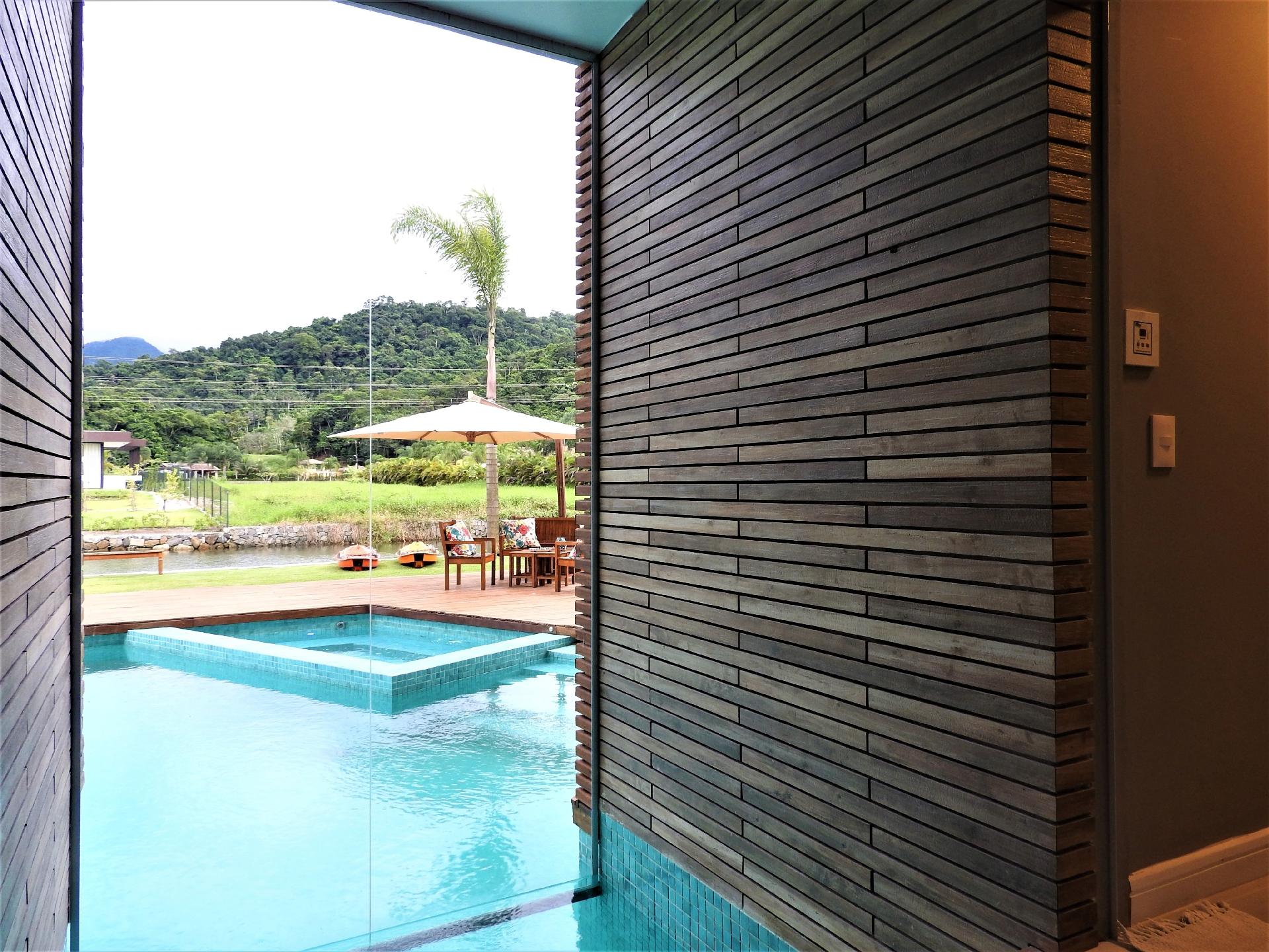 Vista da piscina de dentro da casa - Divulgação
