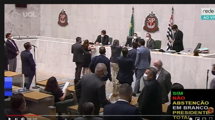 Imagem mostra momento em que o deputado estadual Fernando Cury coloca a mão próximo ao seio da deputada Isa Penna, na Alesp - Reprodução/UOL