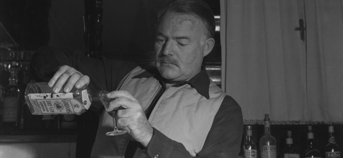 Ernest Hemingway levava o álcool à sério, fosse em sua vida cheia de aventuras ou em suas obras - Archivio Cameraphoto Epoche/Getty Images