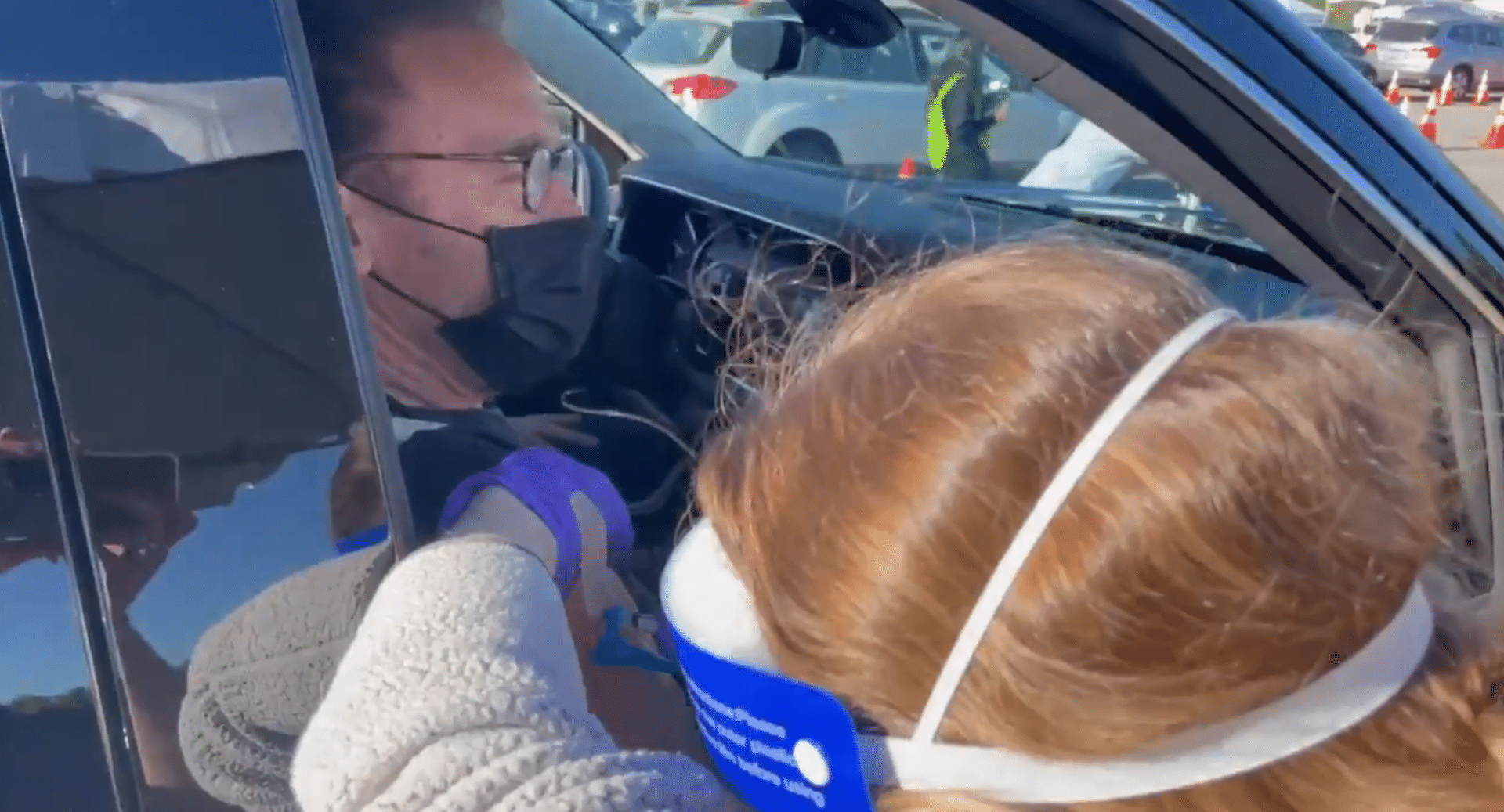 Arnold Schwarzenegger recebe vacina - Reprodução/Twitter