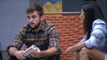 BBB 21: Arthur e Pocah na área externa - Reprodução/Globoplay - Reprodução/Globoplay