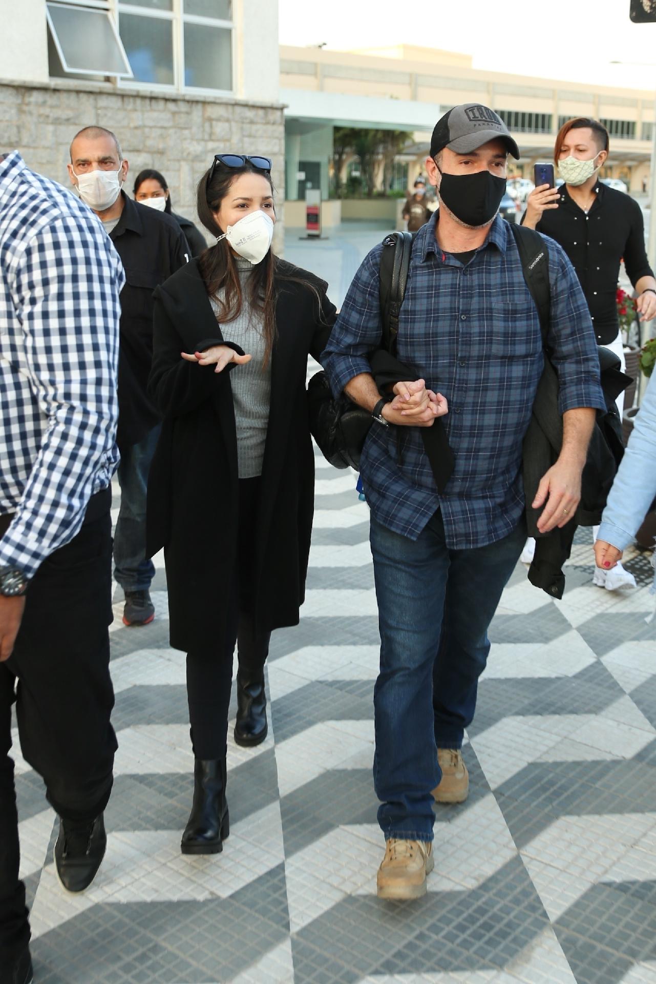 Juliette Freire atende fãs ao desembarcar no aeroporto de Congonhas, em São Paulo - Lucas Ramos / AgNews