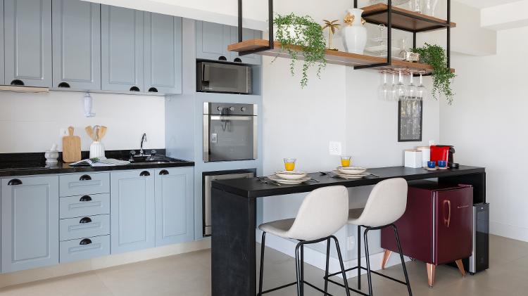 Decoração desta cozinha mistura, com harmonia, o estilo mais clássico com a pegada industrial  - Júlia Ribeiro - Júlia Ribeiro