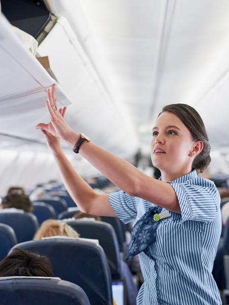 Roupas sociais ou casacos podem acabar amassadas no bagageiro, mas uma comissária revelou a solução usada pela tripulação da British Airways