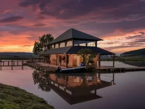 Resort de luxo com bangalôs sobre lago marca história de família no Paraná