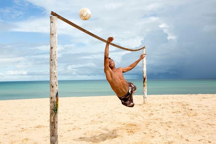 Goleiro em ação em praia brasileira - Caio Vilela - Caio Vilela