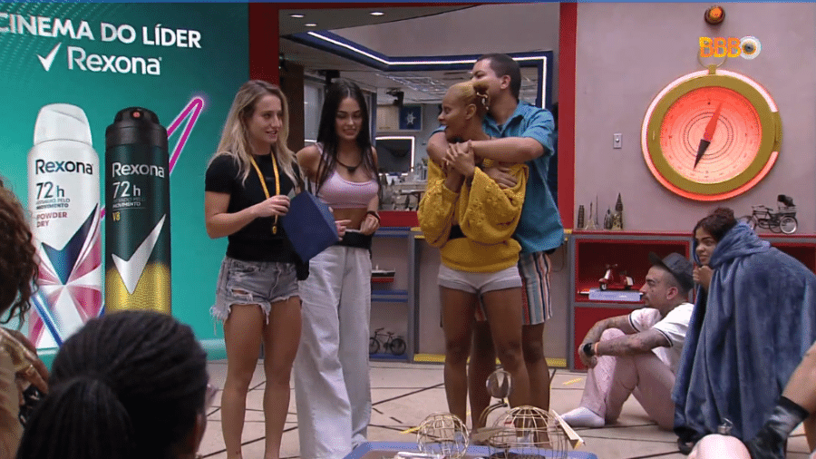 BBB 23: Bruna e Larissa ao lado de Bruno e Aline Wirley na sala da casa - Reprodução/Globoplay