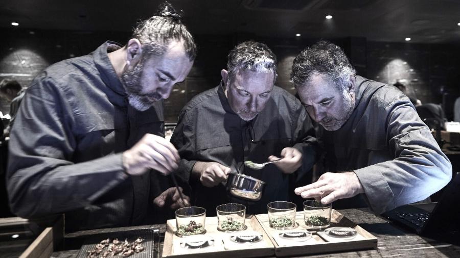 Albert Adrià (no centro) prepara um dos pratos do restaurante pop-up que reviveu por três noites o icônico El Bulli