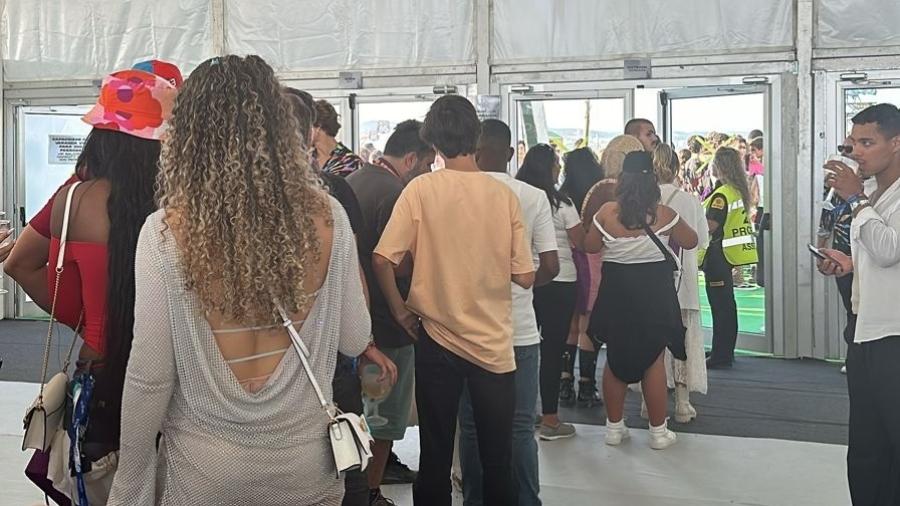 FIla para acessar espaço externo da área VIP no Rock in Rio Lisboa