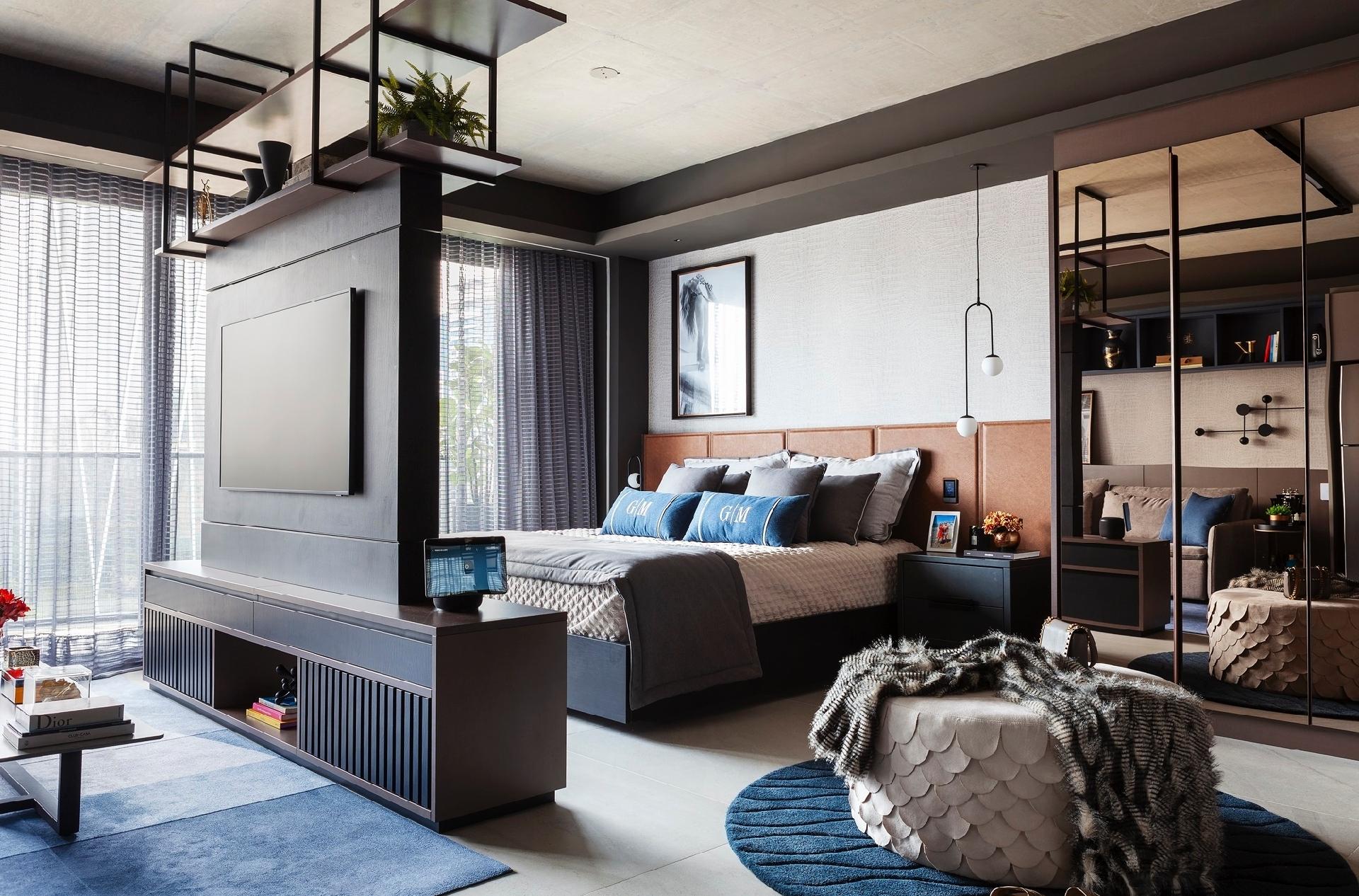 A vida acelerada da Vila Olímpia, em São Paulo, fica lá fora. Quando o casal de moradores chega a esse apartamento de 50 m², a sensação é de aconchego e paz. O projeto da designer de interiores Giseli Koraicho, do escritório Infinity Spaces, seguiu tons sóbrios e mais escuros para a morada, que os recebe quando precisam trabalhar na capital. - Dotta Photo/Divulgação