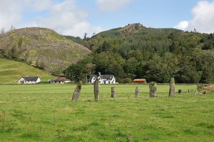 The remains and graves are located about 10 kilometres from the centre of Kilmartin village, which may indicate that a settlement was already present in the vicinity of the ritual site.