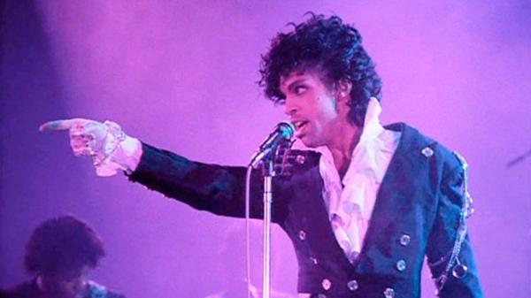 Prince no palco em uma das cenas do drama musical Purple Rain Prince no palco em uma das cenas do drama musical Purple Rain
