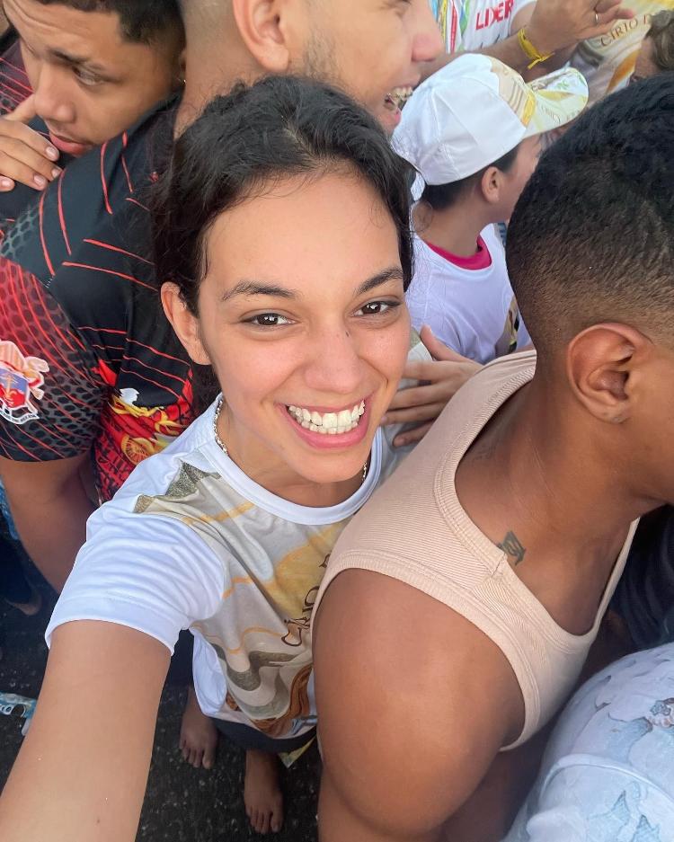 Alane em meio a multidão de romeiros acompanhando a Corda do Círio. Alane em meio a multidão de romeiros acompanhando a Corda do Círio.