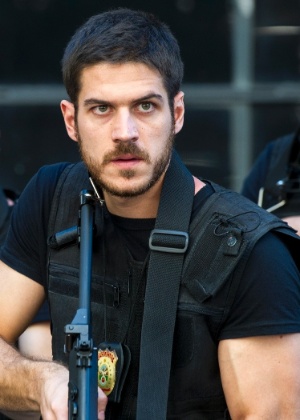 Marco Pigossi como o policial Dante em "A Regra do Jogo" - Divulgação