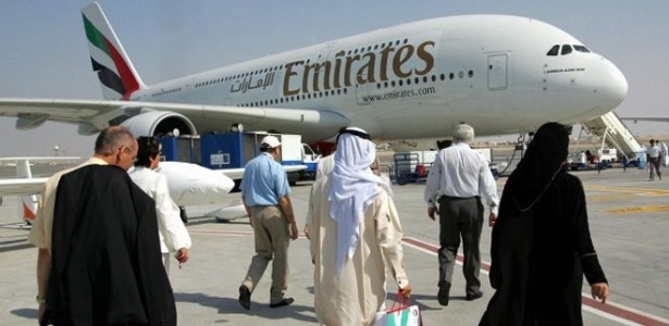 Em algumas aeronaves A380 dos voos ultralongos da Emirates há suítes privativas com banheiros - Getty