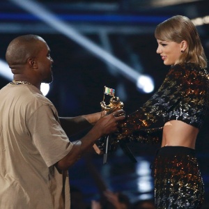 30.ago.2015 - Kanye West recebeu o prêmio de Michael Jackson Video Vanguard Award de Taylor Swift - Mario Anzuoni/Reuters - Mario Anzuoni/Reuters