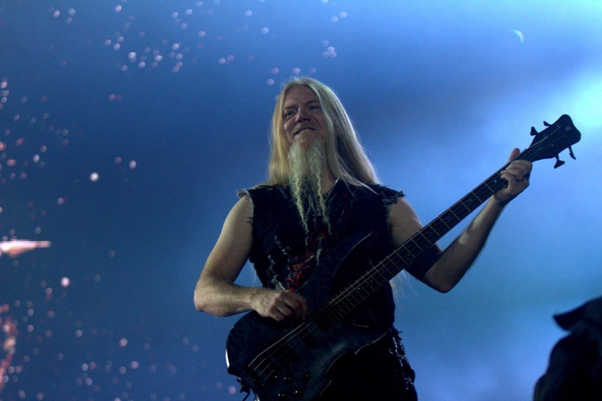 25.set.2015 - Mesmo com menor público, os finlandeses do Nightwish arrancam gritos e pulos dos fãs no palco Sunset, durante o quinto dia de shows do Rock in Rio 2015. - Marcos Ferreira/Photo Rio News