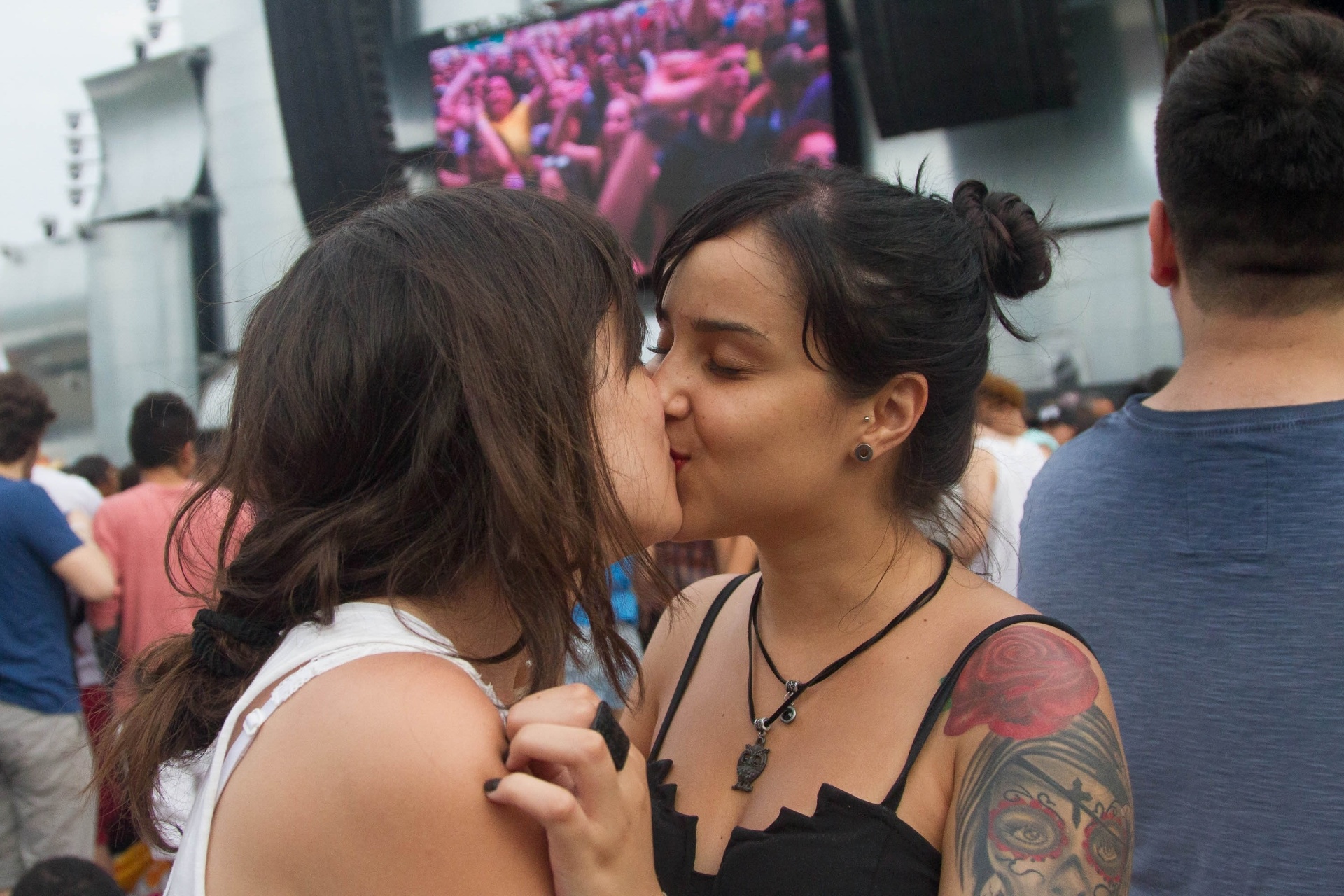 26.set.2015 - Fãs se beijam no palco Mundo aguardando o início do show de Rihanna no sexto dia do Rock in Rio - Luciano Belford/Agência Estado