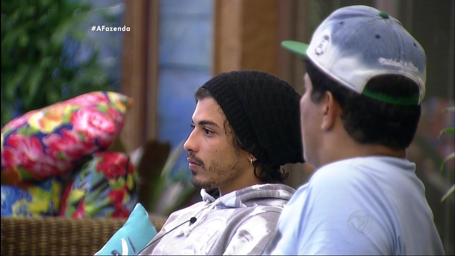 9.out.2015 - Em conversa com Douglas, Luka Ribeiro aposta que Ana Paula quis ir para a baia para evitar uma nova roça com o cantor sertanejo Thiago Servo - Reprodução/Record