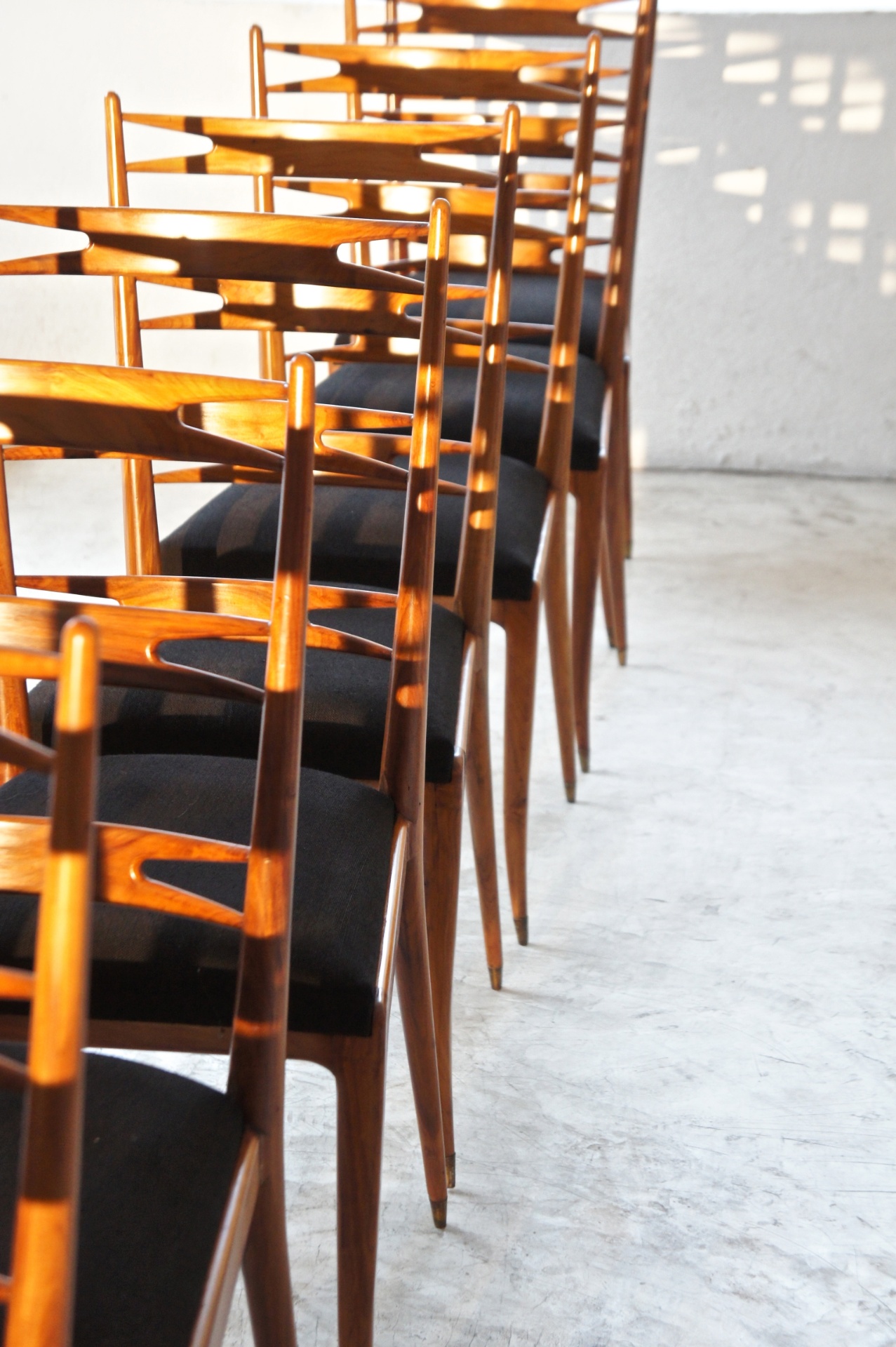 Cadeiras Gravata, criadas pelo arquiteto Giuseppe Scapinelli, em 1955. As peças, feitas com madeira, têm como detalhe mais significativo o desenho do encosto, que remete às gravatas-borboleta - Divulgação