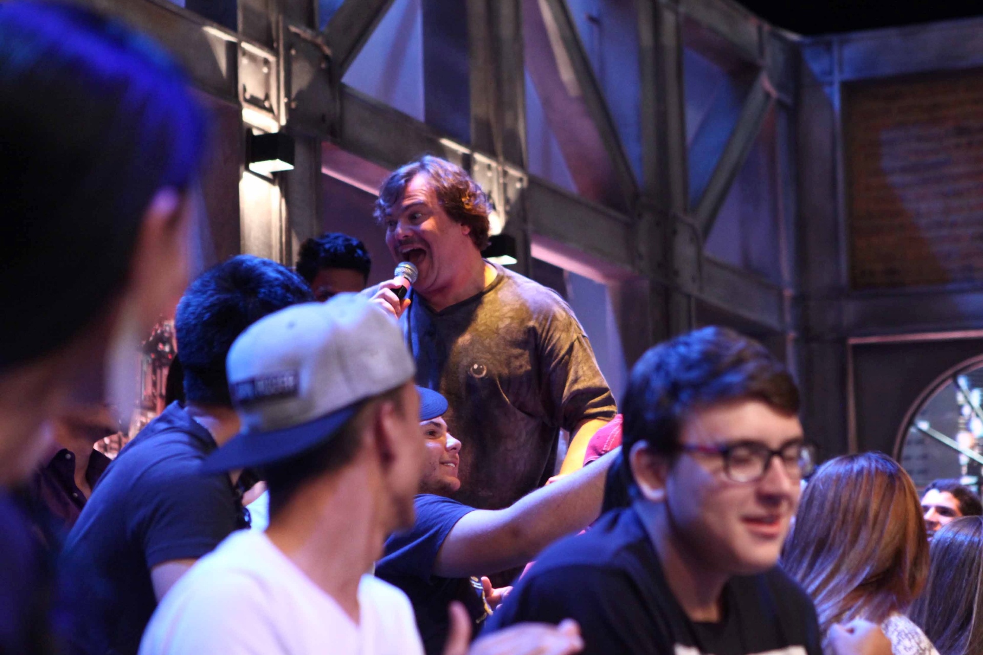 21.out.2015 - Jack Black canta no meio da plateia durante participação no "The Noite" - Leonardo Nones/SBT/Divulgação