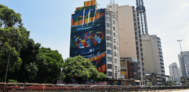 Painel em prédio na esquina das avenidas Paulista e Consolação lembra piloto - Murilo Góes/UOL
