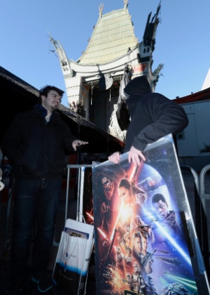 14.dez.2015 - Hollywood Blvd. já está preparada para receber a pré-estreia de "Star Wars: O Despertar da Força"
