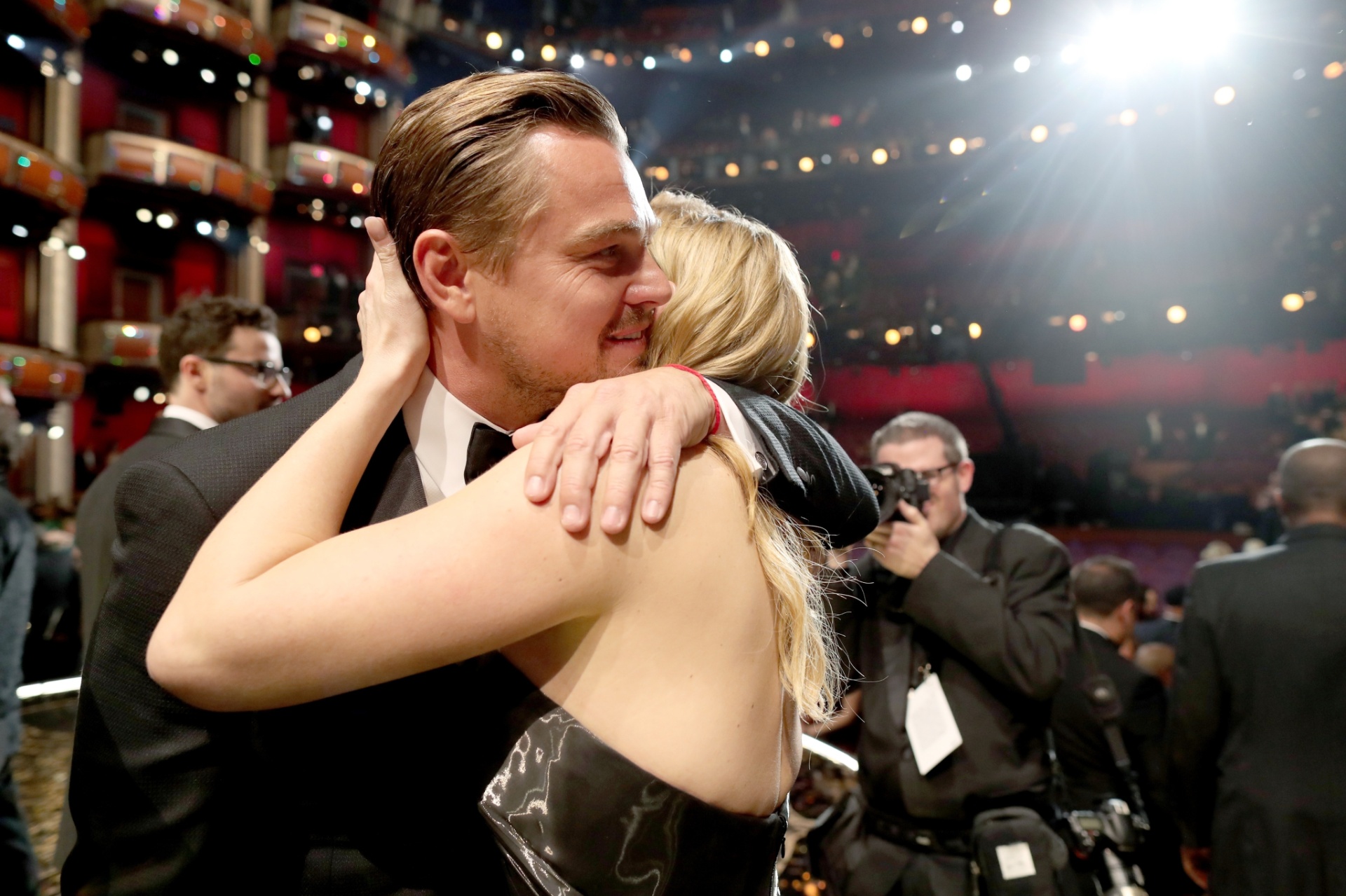 28.fev.2016 - Kate Winslet abraça Leonardo DiCaprio após ator receber o Oscar por sua atuação em "O Regresso" - Christopher Polk/Getty Images