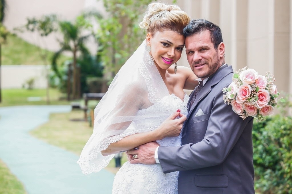 12.mai.2016 - Léo Aquilla e Chico Campadello posam vestidos de noivos e organizam casamento de 700 mil reais