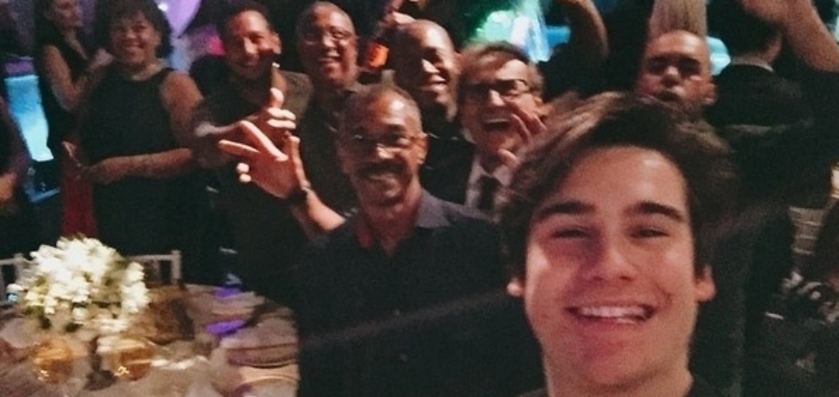 6.jul.2016- O protagonista de "Malhação" Nicolas Prattes faz selfie com parte da equipe da novela na festa de Solange Couto - Reprodução/Instagram