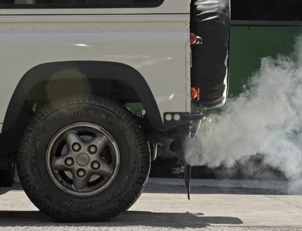 excesso de fumaça em escapamento de Land Rover Defender mostra: frota brasileira precisa ter índices de emissões mais bem fiscalizados - Renato Stockler/Folhapress
