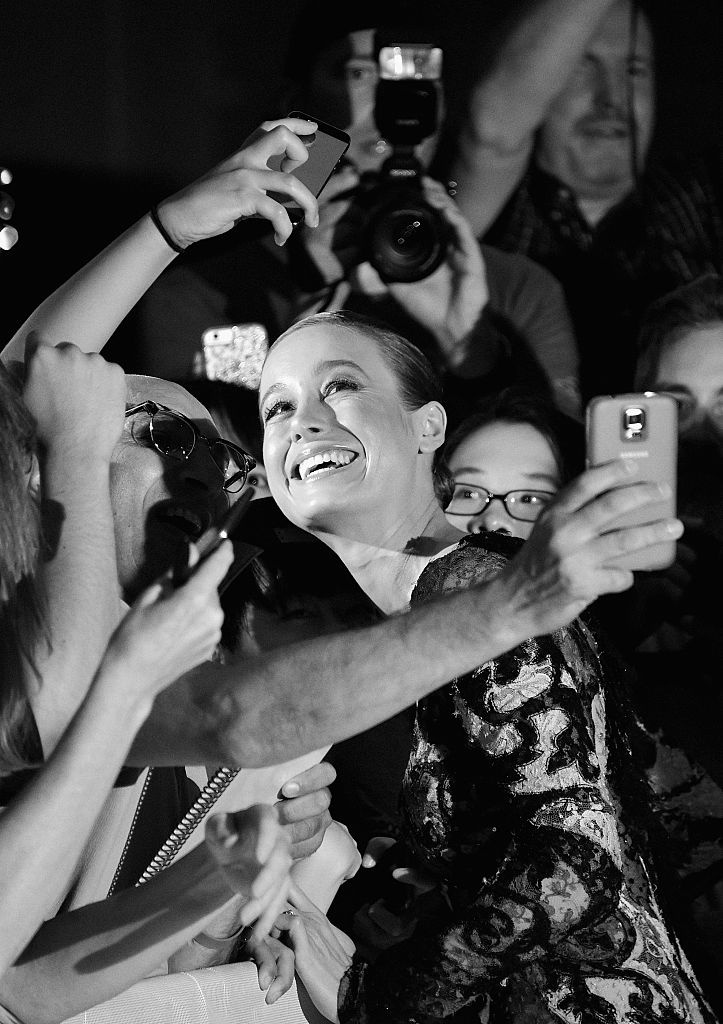 8.set.2016 - Vencedora do Oscar de melhor atriz neste ano, Brie Larson tira fotos com fãs durante passagem pelo tapete vermelho do Festival de Toronto antes da première de "Free Fire" - Alberto E. Rodriguez/Getty Images